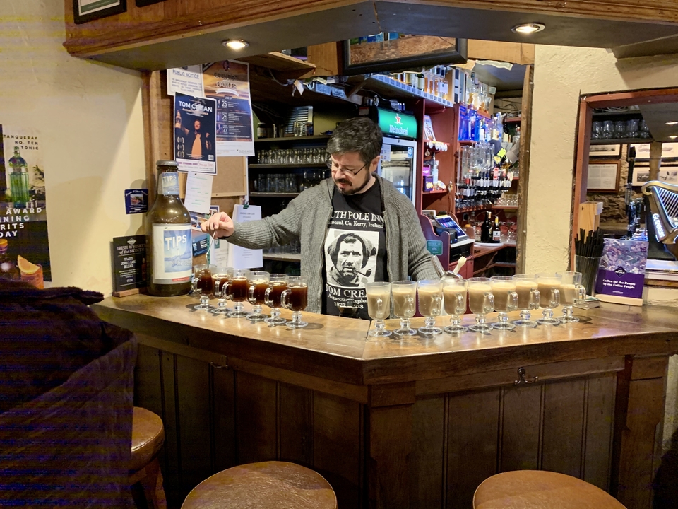 Barman versant des boissons dans un pub.