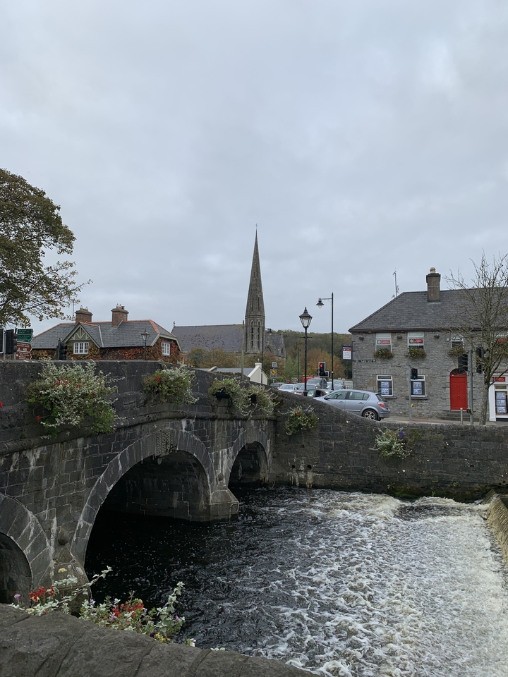 Une rue historique avec une église en arrière-plan.