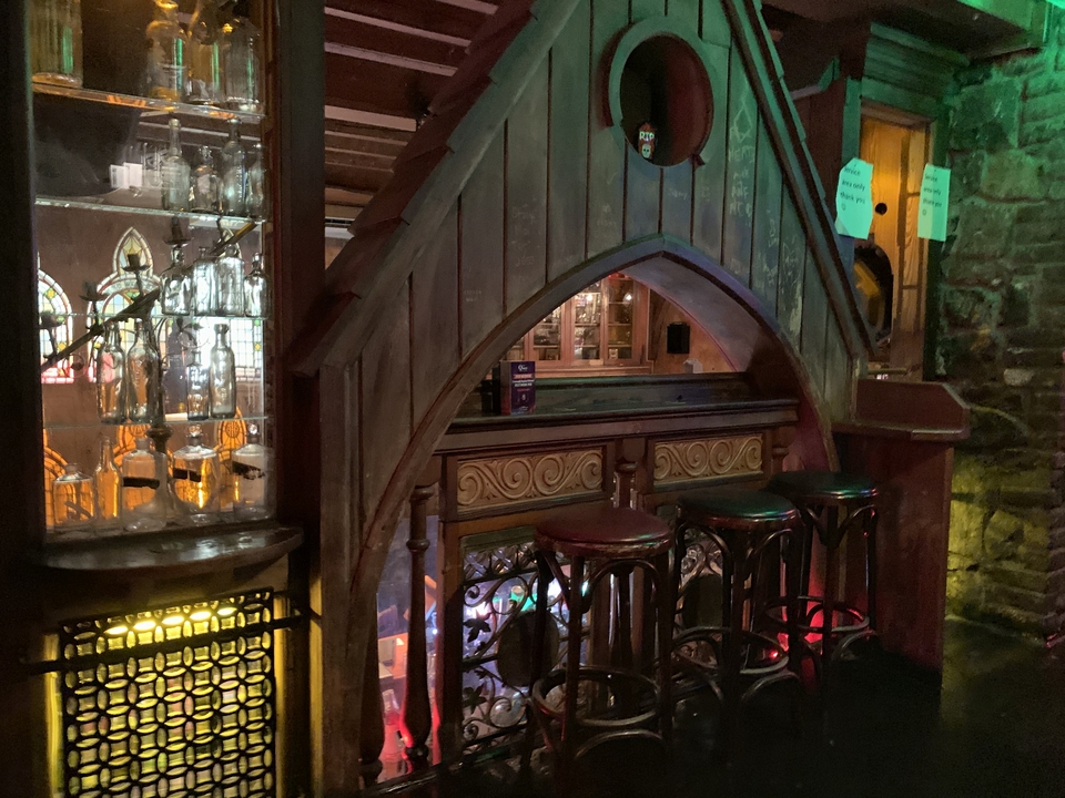 Intérieur en bois d'un pub.