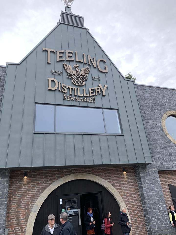 Façade de bâtiment avec une enseigne de distillerie.