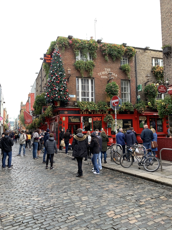 Foule devant le Temple Bar à Dublin.