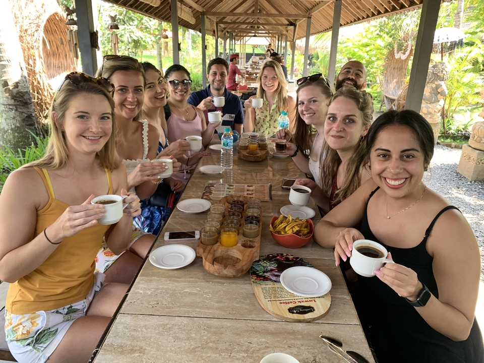 Groupe de personnes savourant des boissons à une table.