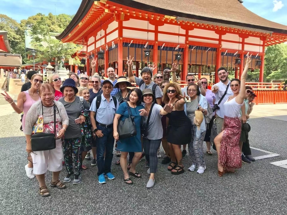 Groupe de personnes posant devant un temple.