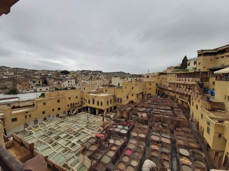 Vue sur Fès avec de nombreuses tanneries.