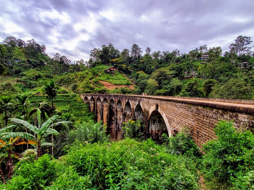 Pont aux Neuf Arches au milieu de collines verdoyantes.