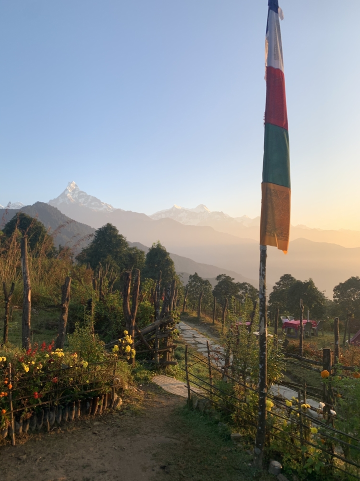 Chaîne de montagnes avec des drapeaux de prière colorés au lever du soleil