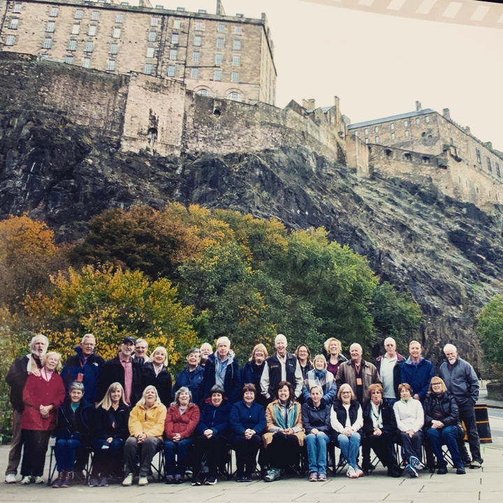 Photo de groupe devant un château ou un bâtiment historique.