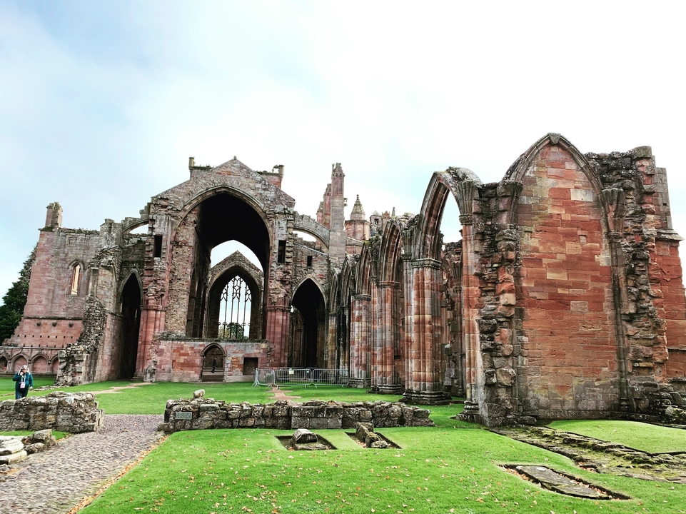 Ruines architecturales d'un site historique avec des arches détaillées.