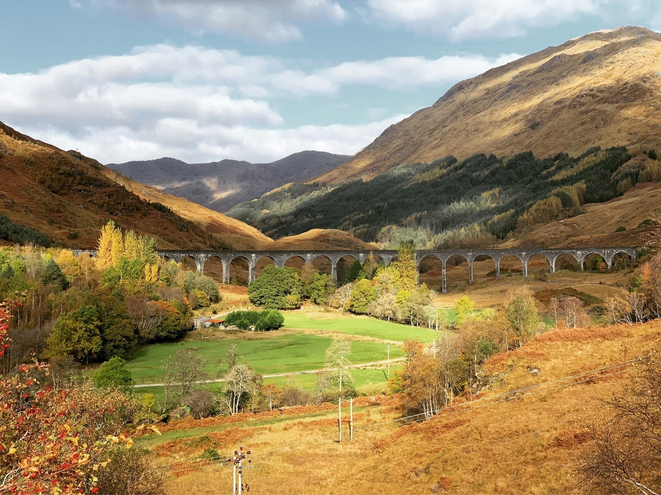 Une vue pittoresque d'un viaduc enjambant une vallée avec un feuillage d'automne.