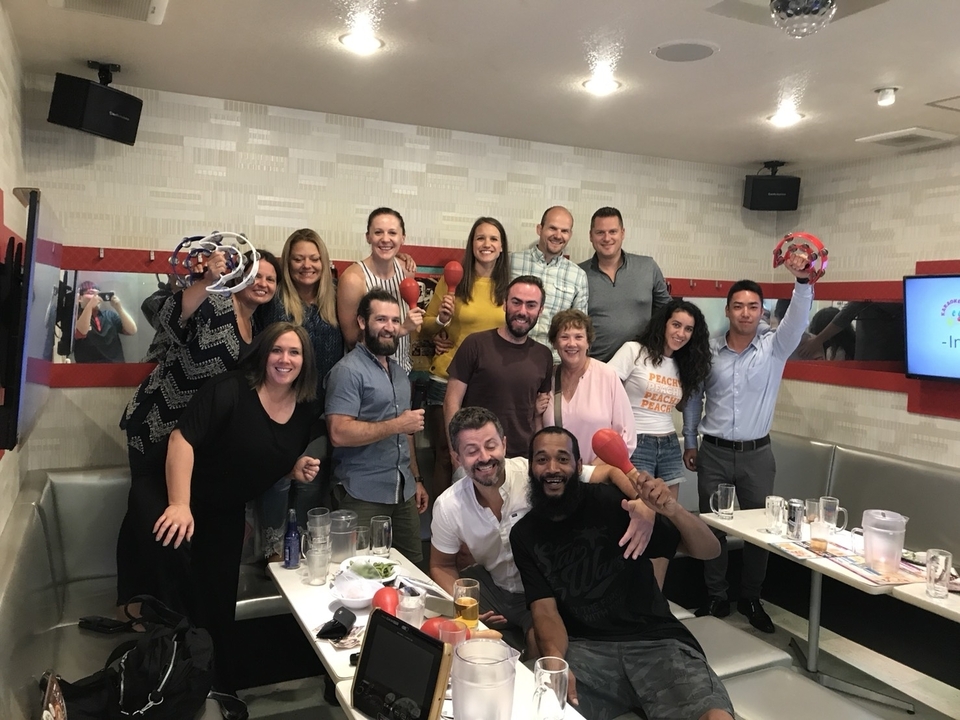 Groupe de personnes profitant d'une réunion animée dans une pièce.