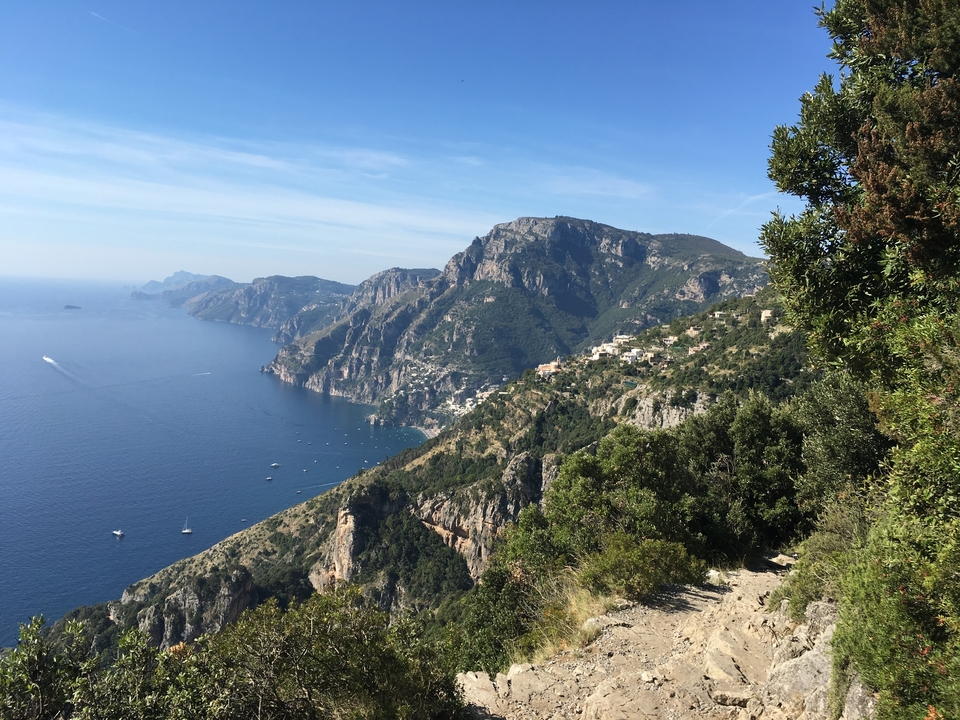 Vue panoramique de la côte amalfitaine depuis les hauteurs avec les montagnes.