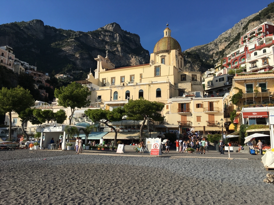 Positano front de mer avec le bâtiment emblématique au dôme jaune.
