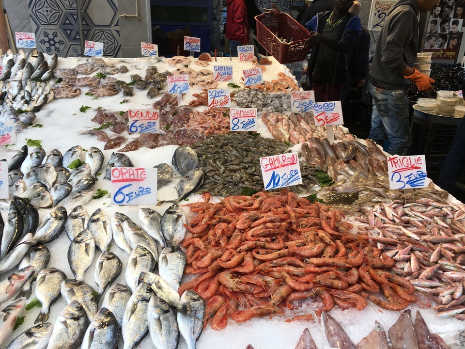 Marché avec du poisson frais et des fruits de mer exposés.