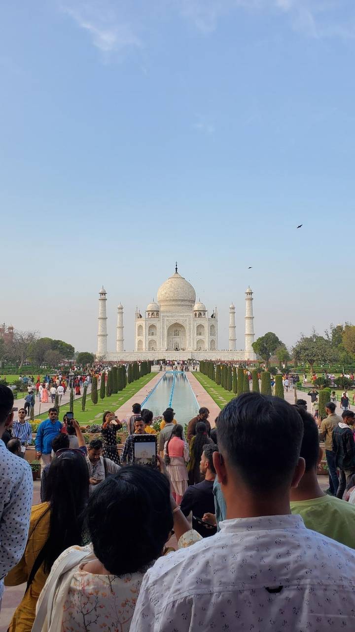 Foule de gens à un monument célèbre.