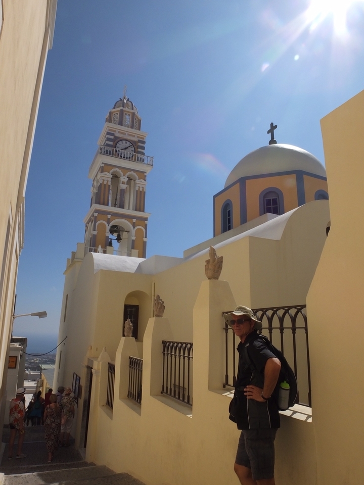 Personne devant une église par une journée ensoleillée avec un ciel dégagé.