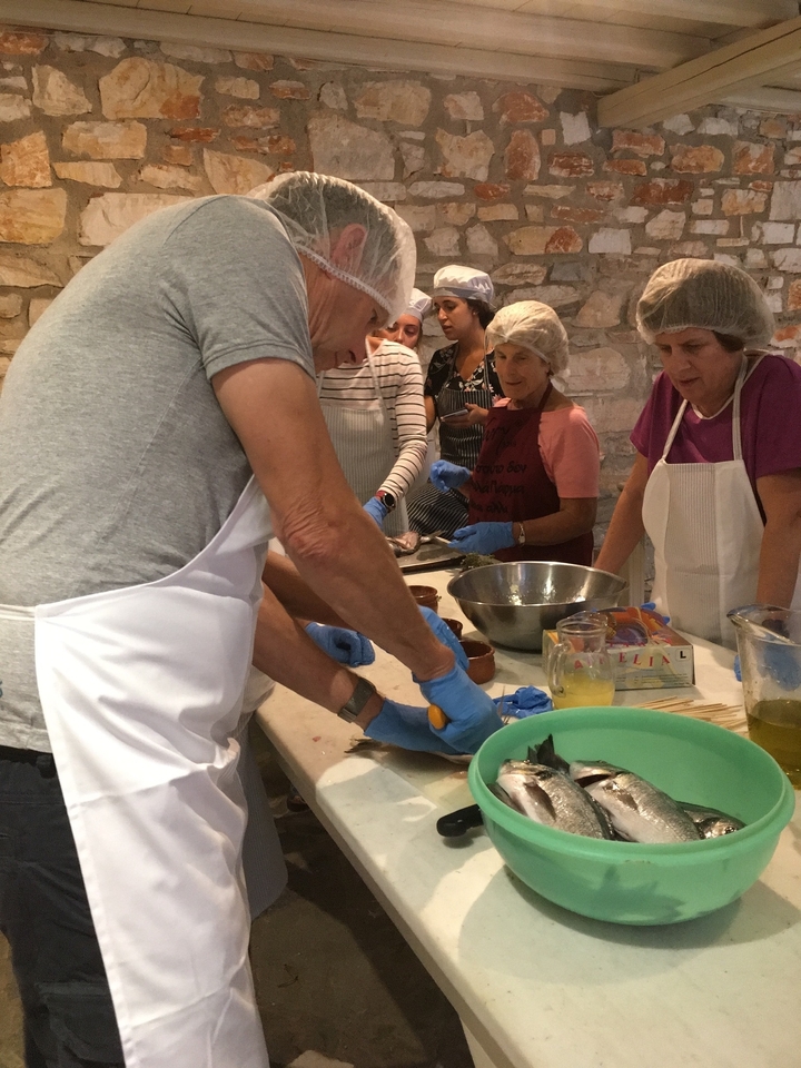 Cuisine de groupe dans une cuisine pendant un cours.