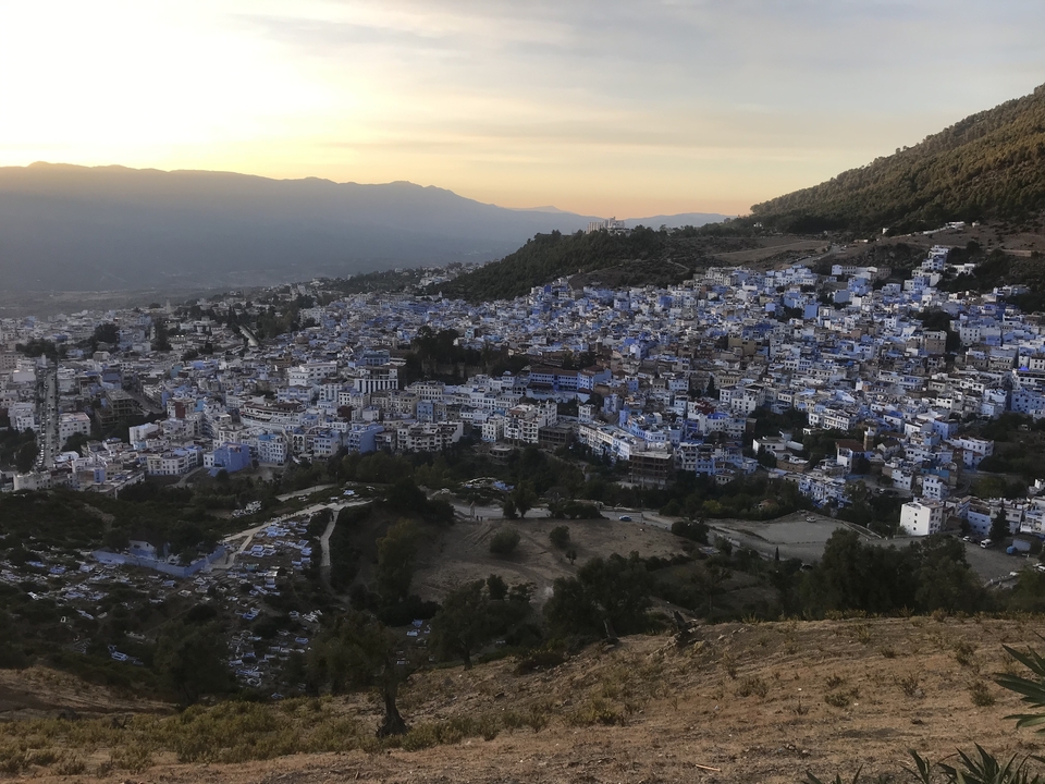 Vue aérienne de Chefchaouen au coucher du soleil.