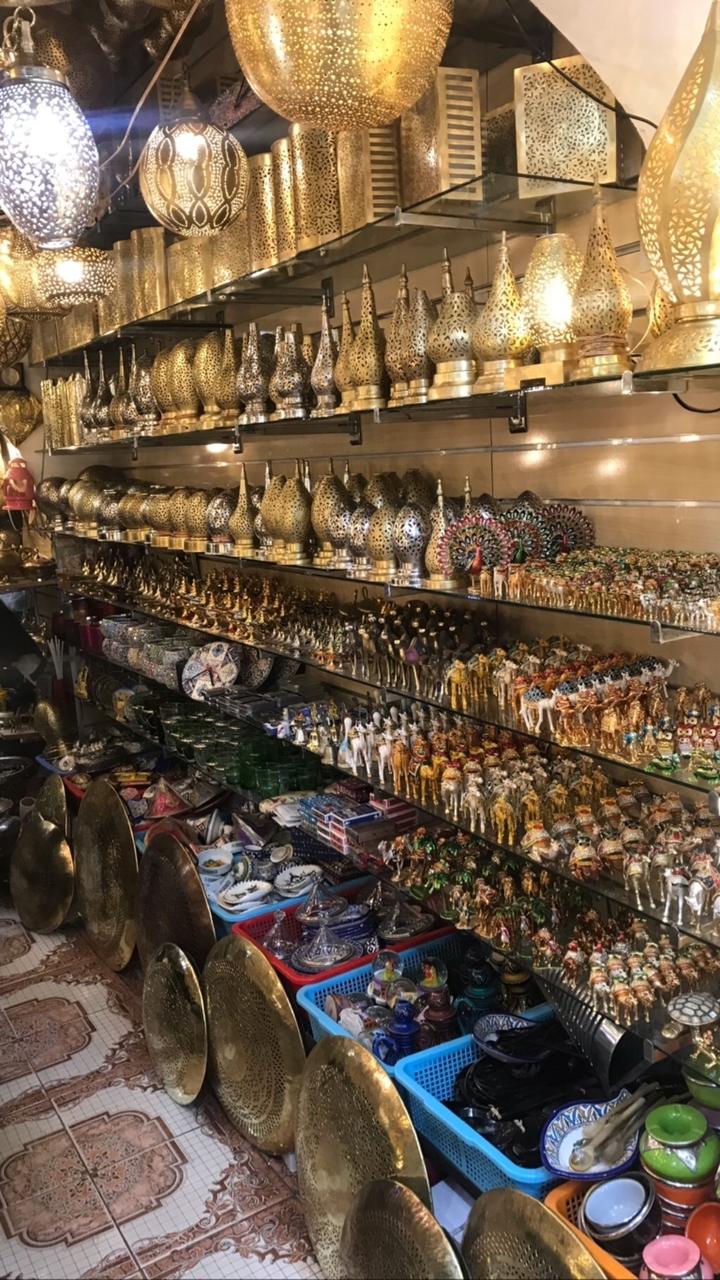 Étalage de divers souvenirs dans une boutique.