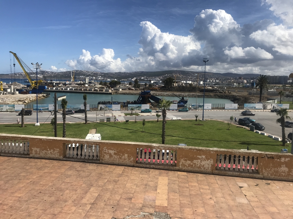 Vue d'un port avec un havre et une ville au loin.