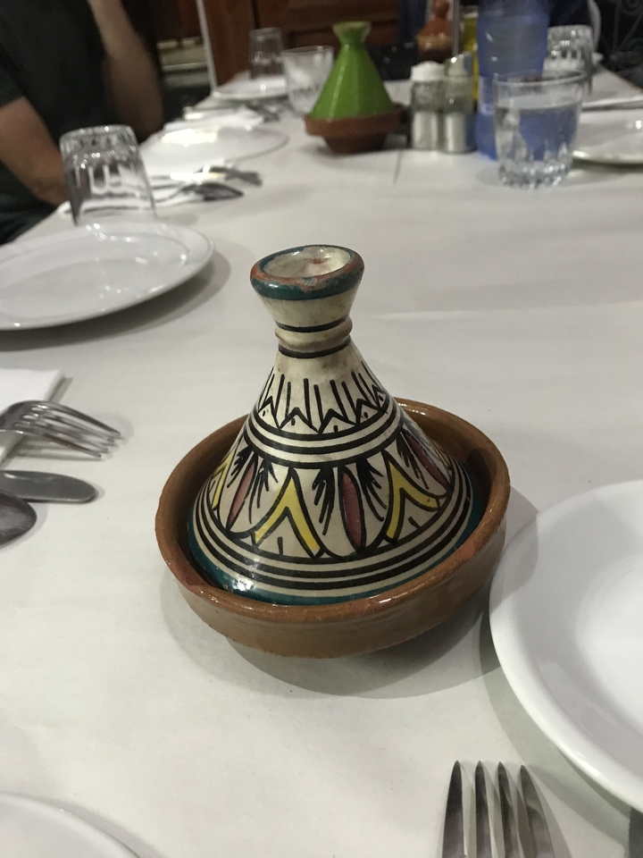 Tajine marocain décoratif sur une table.
