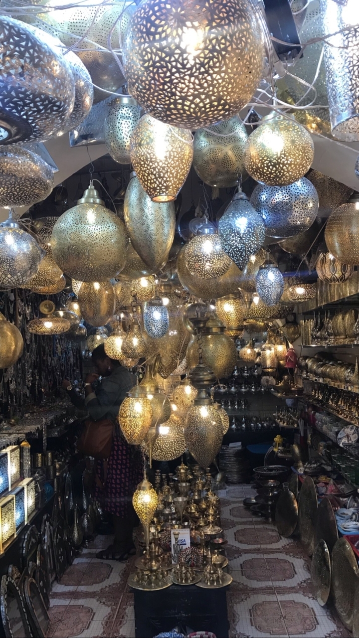 Boutique avec des lanternes et des luminaires métalliques complexes.
