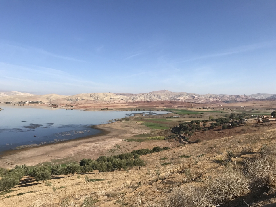 Vue panoramique d'un lac et du paysage environnant.