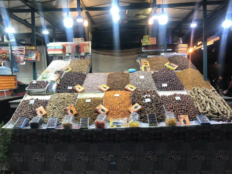 Étal de marché présentant une variété de fruits secs.