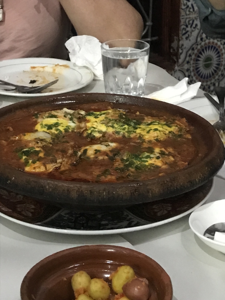 Plat marocain en tajine aux herbes.