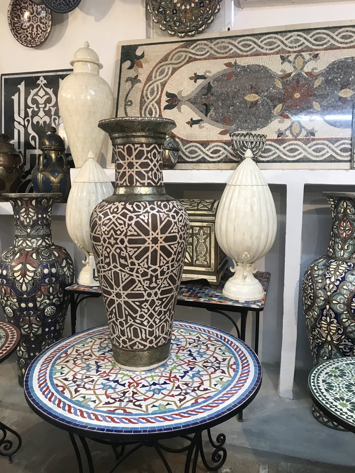 Vases au design complexe dans une boutique.