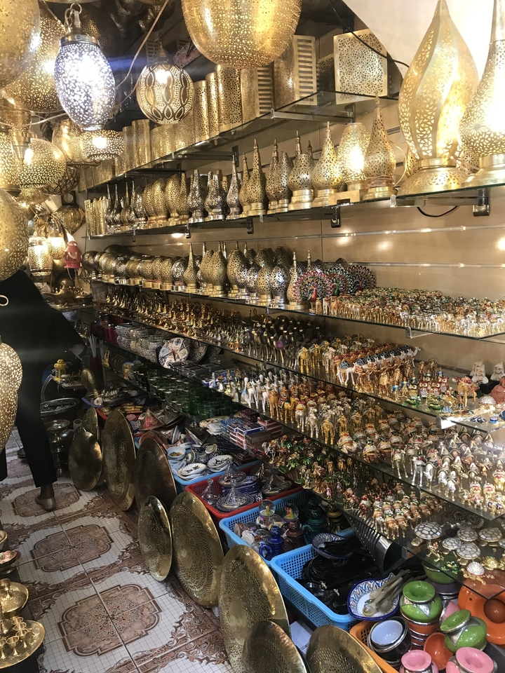 Intérieur de boutique avec souvenirs et décoration dorés.