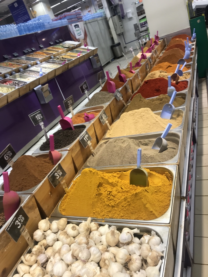 Étalage de marché d'épices colorées.