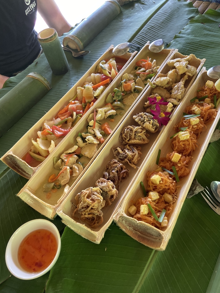 Une variété de plats traditionnels présentés dans du bambou.