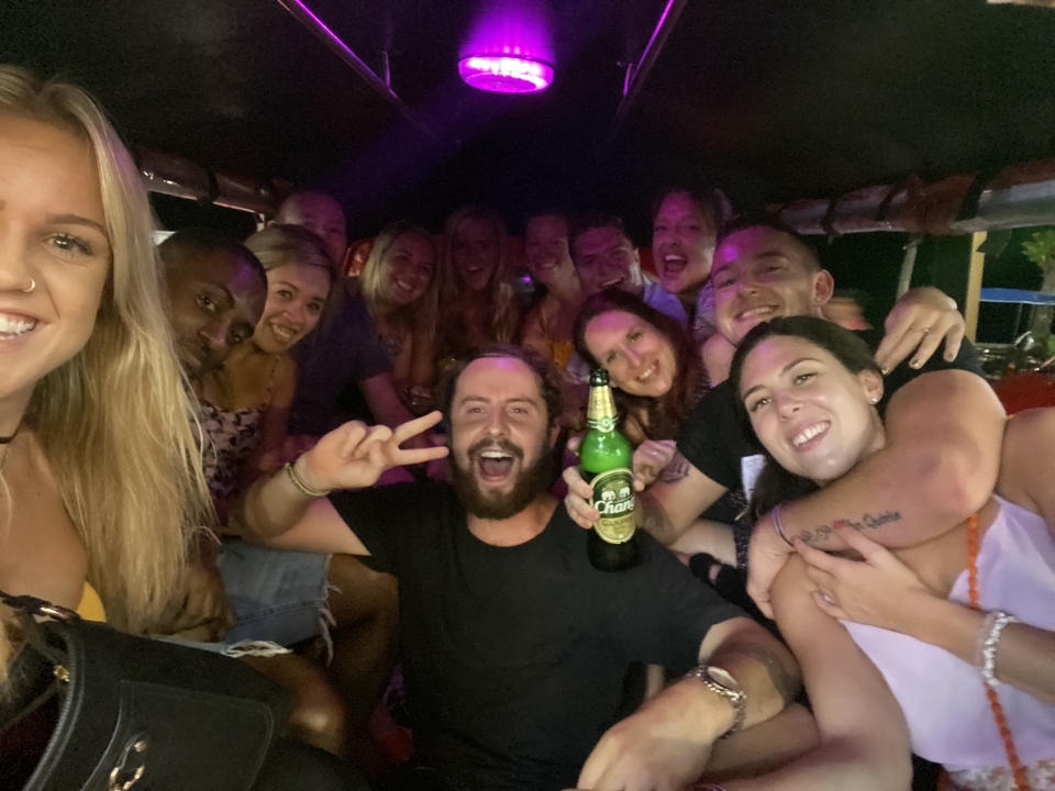 Groupe de personnes joyeuses à l'intérieur d'un véhicule.