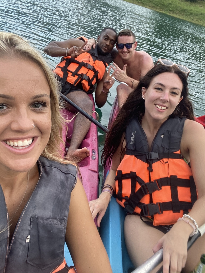 Groupe de personnes faisant du kayak avec des sourires.
