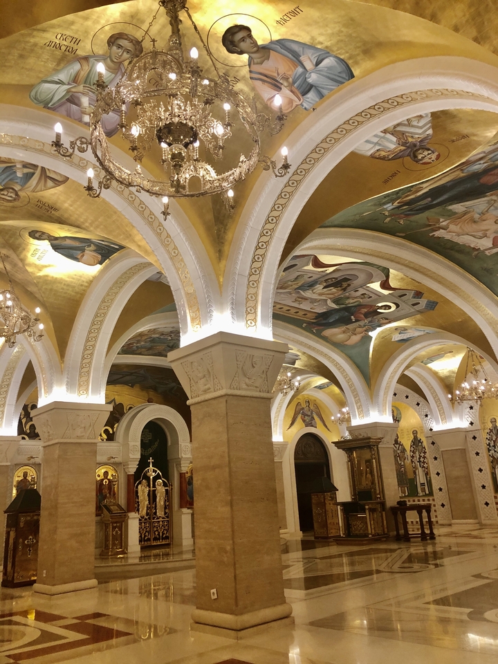 À l'intérieur d'un bâtiment richement décoré avec des plafonds peints.
