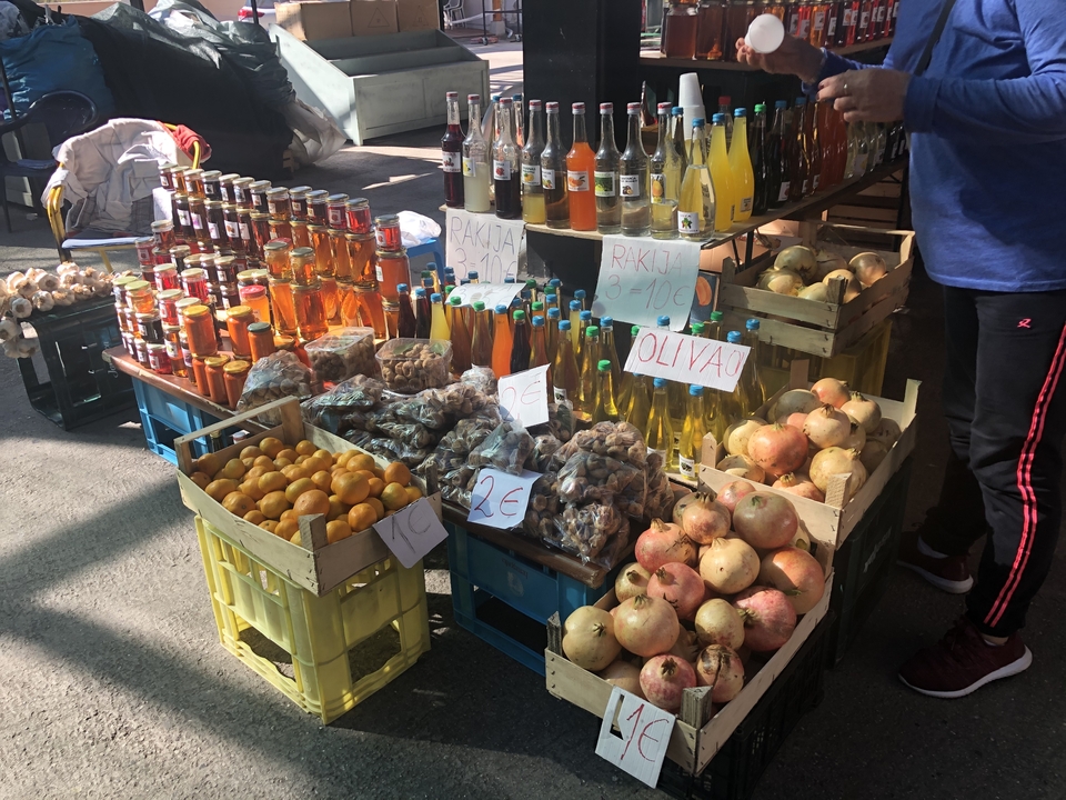 Étal de marché vendant divers produits locaux.