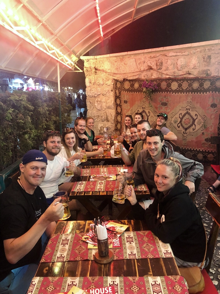 Groupe de personnes savourant des boissons dans un restaurant.