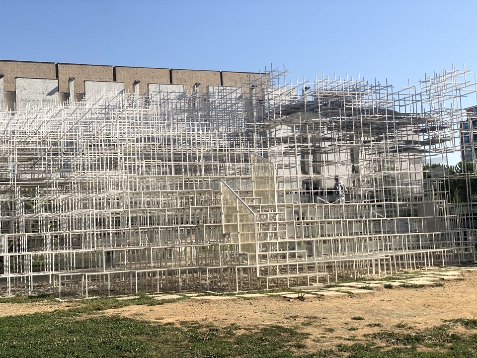 Architecturale installatie met metalen roosterstructuren.