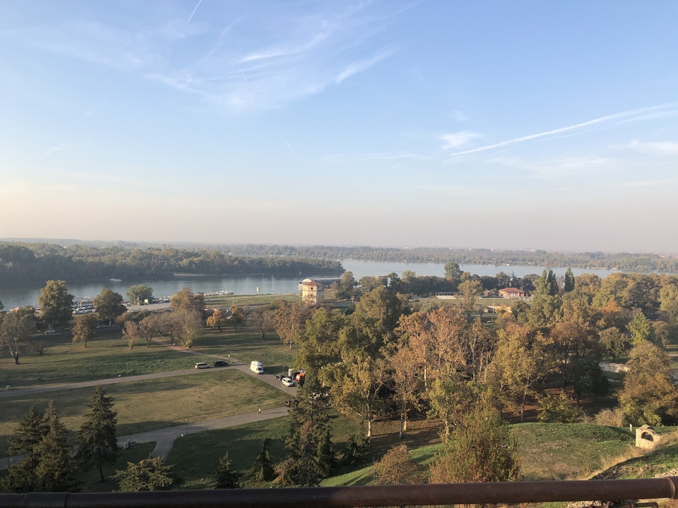 Vue panoramique de la rivière avec les arbres environnants.