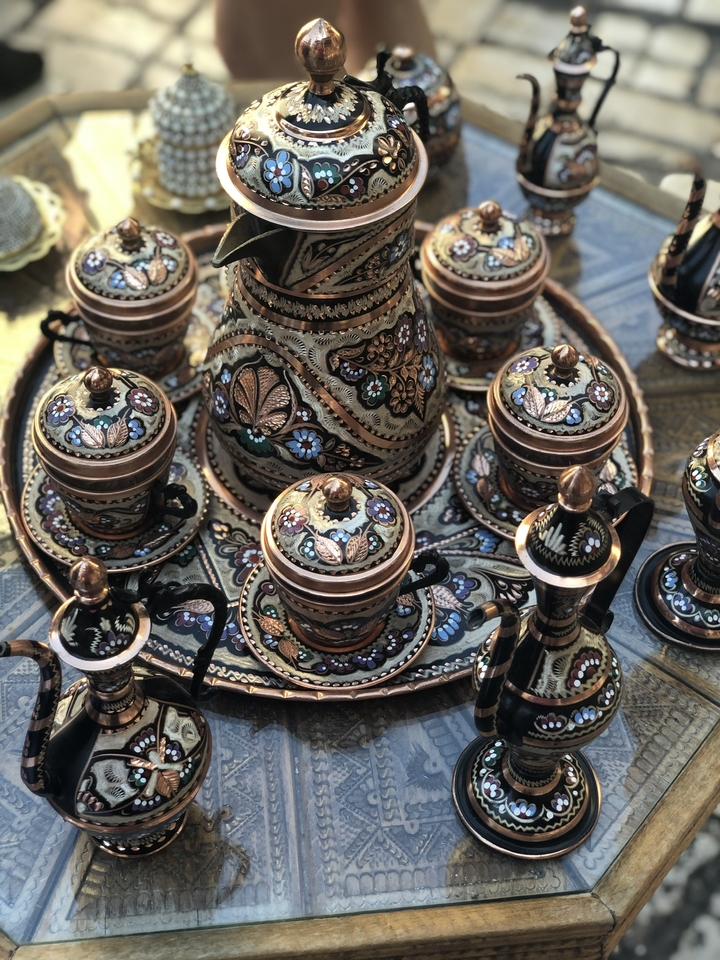 Cuivreries et argenteries traditionnelles complexes exposées.