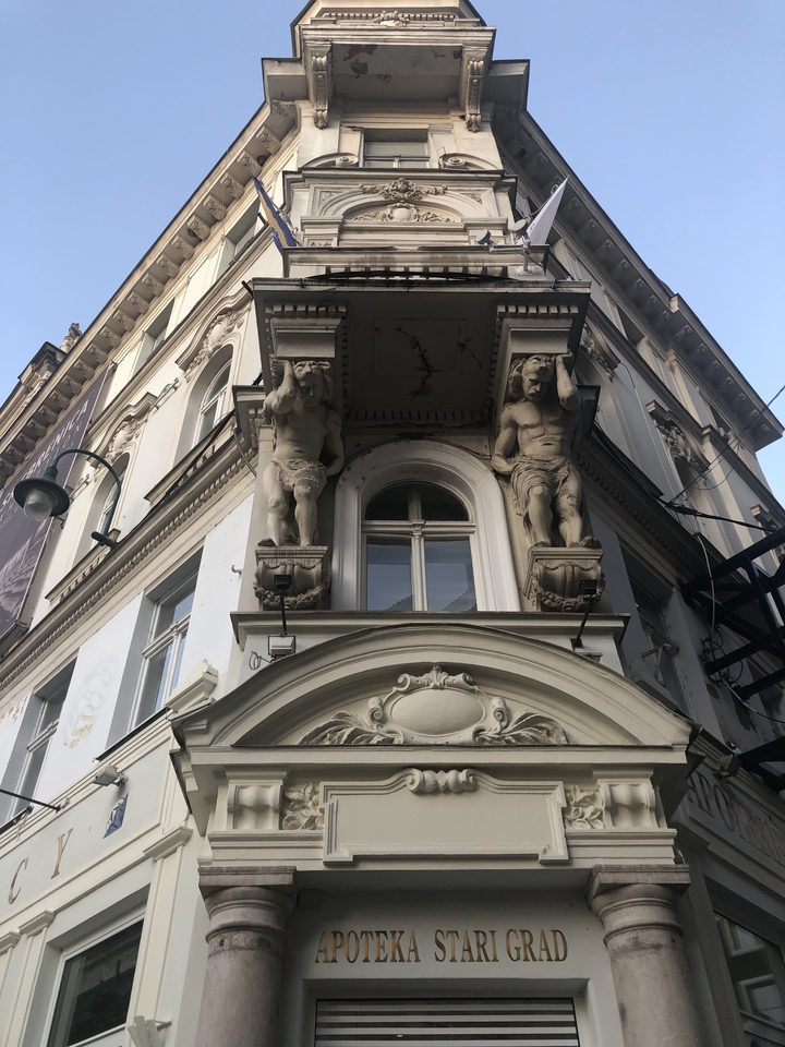 Coin d'un bâtiment avec des sculptures détaillées.