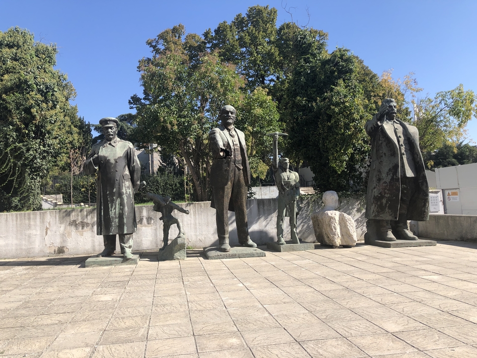 Rangée de statues historiques de personnages illustres.