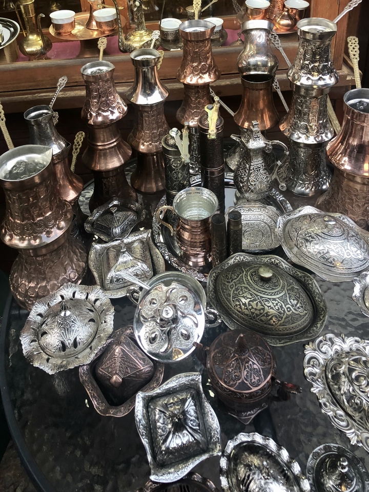 Collection d'objets métalliques gravés en exposition.