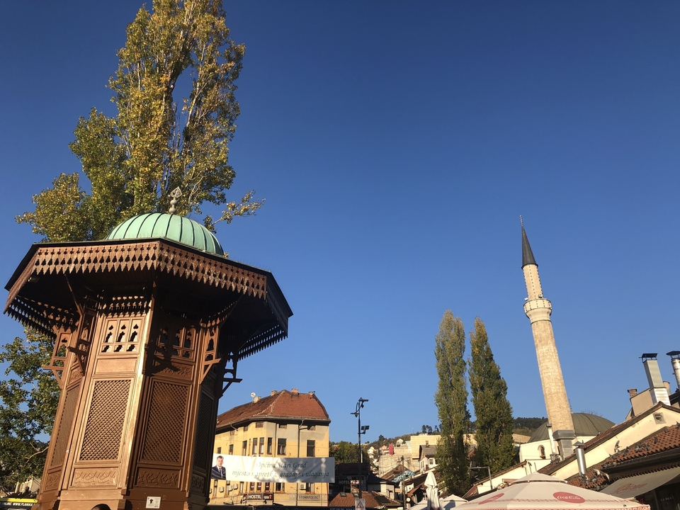 Pavillon en bois avec un minaret contre un ciel bleu.