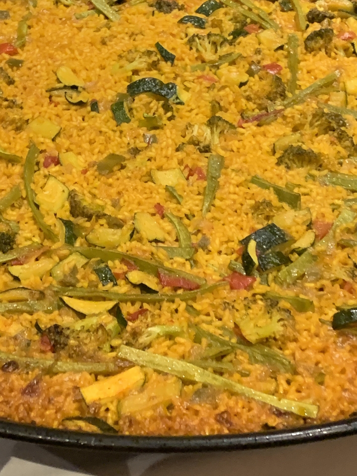 Gros plan d'un plat avec du riz et des légumes.