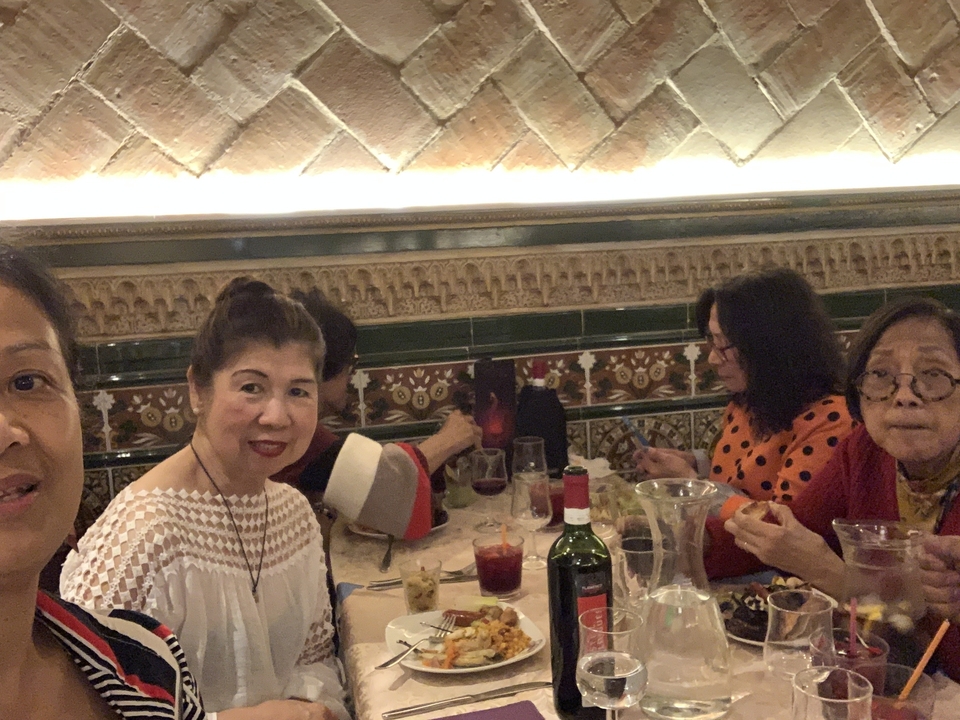 Groupe de personnes dînant dans un restaurant.