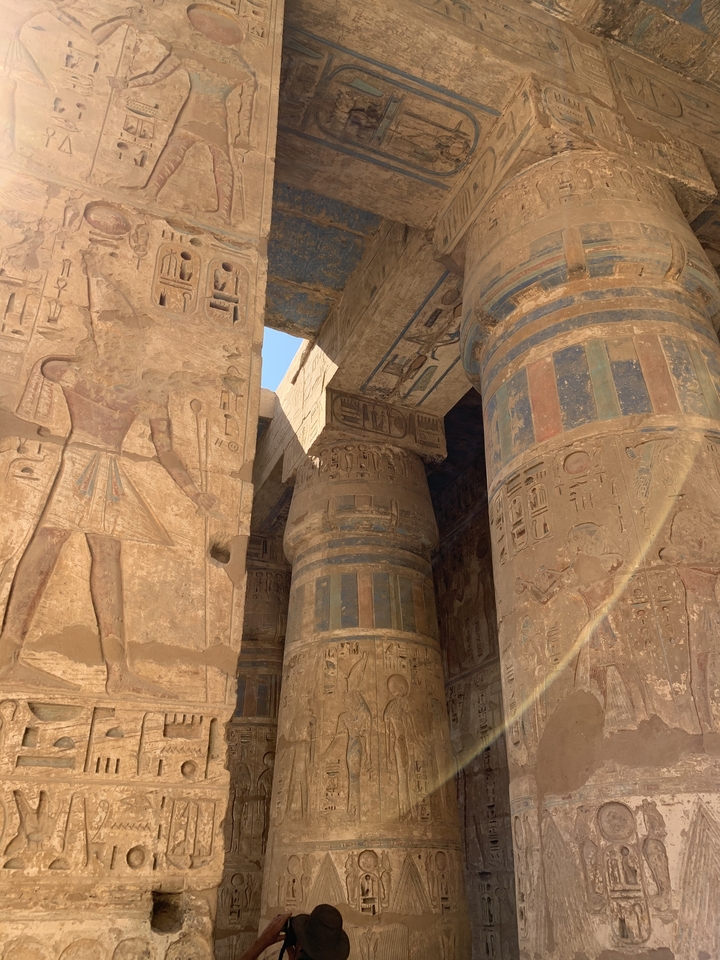 Colonnes et murs avec des hiéroglyphes dans un temple de l'Égypte antique.