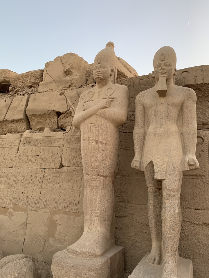 Statues égyptiennes antiques avec des hiéroglyphes sur les murs de pierre.
