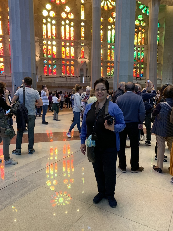 Personne à l'intérieur d'un bâtiment avec des vitraux.