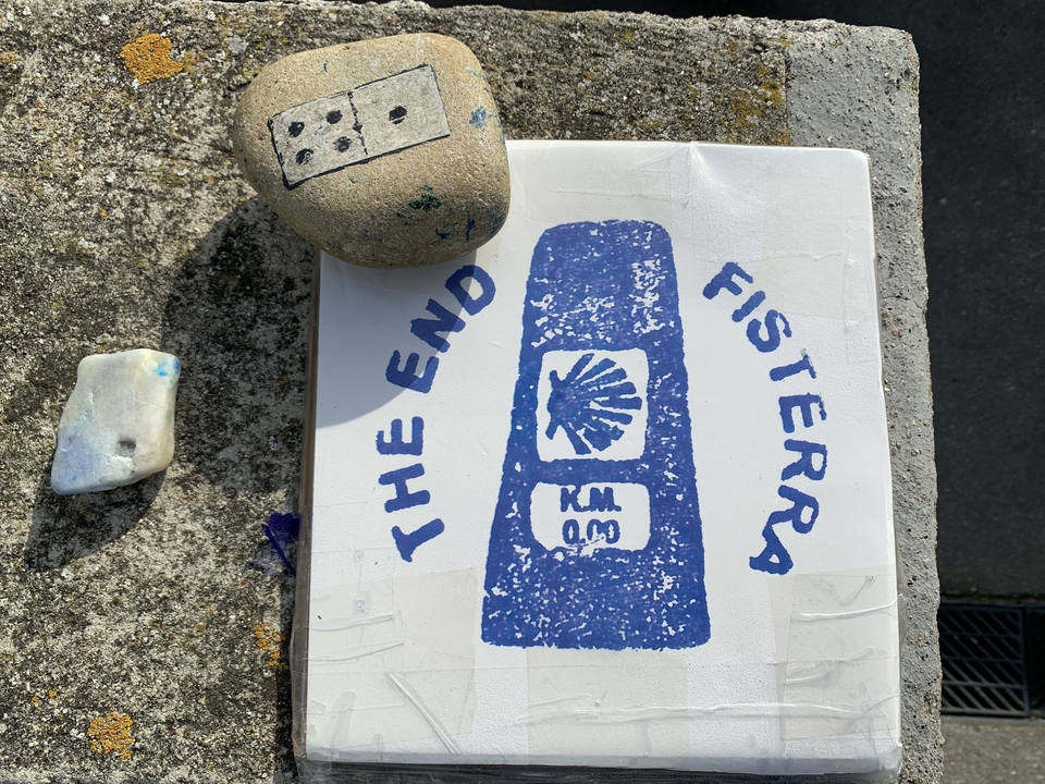 Borne indiquant la fin du Camino de Fisterra.